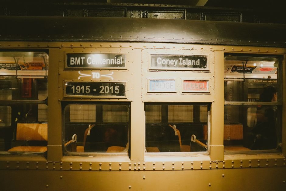 Hyperallergic’s Weekly Wrap: A Subway Satire and AI Anxiety
